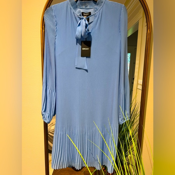 Simple blue dress and elegant with long sheer sleeves. - Picture 2 of 2
